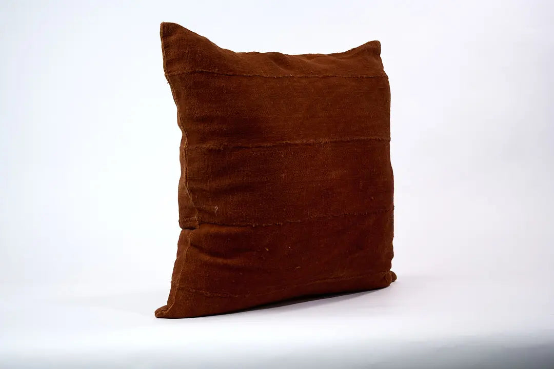 Housse de coussin terracotta en bogolan de coton bio par Studio Matongé. Pièces uniques tissées, filées et confectionnées à la main. Format carré 50 x 50 cm. 