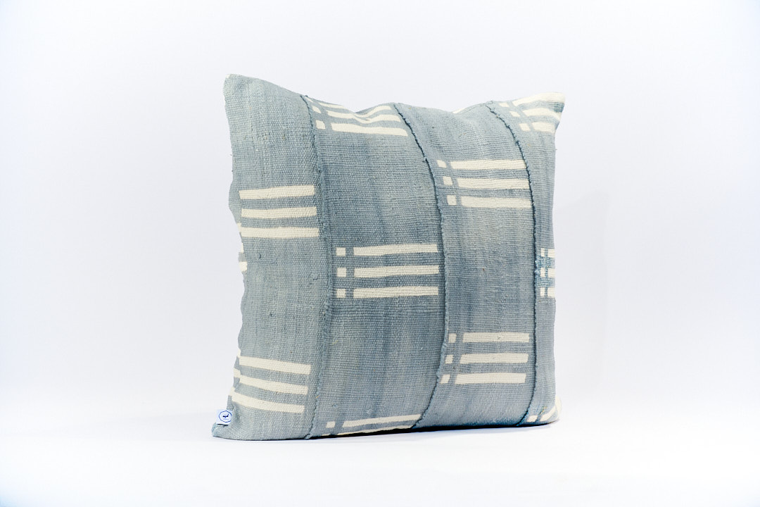 NZETE, housse de coussin éthnique faite main. En bogolan de coton bio gris à bandes blanches par Studio Matongé. Format carré 50 x 50 cm. Disponible également dans d'autres dimensions. 