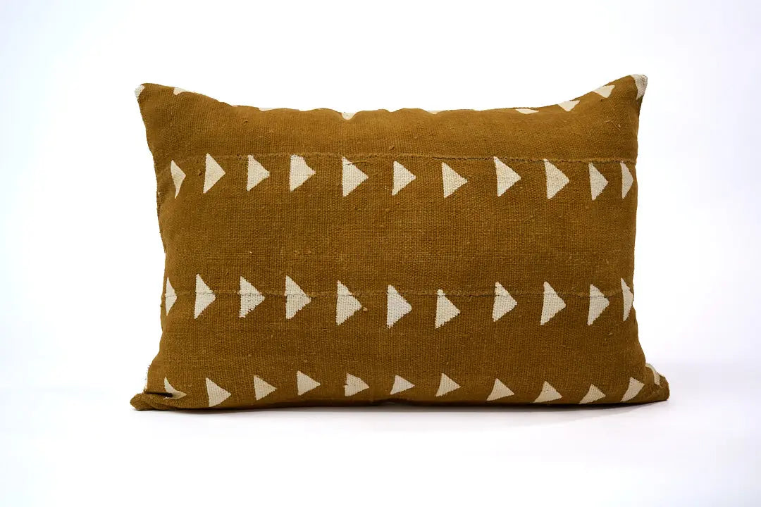 SEGOU, housse de coussin éthnique faite main. En bogolan de coton bio ocre à motifs de triangles blancs par Studio Matongé. Format rectangle 30 x 50 cm. Disponible également dans d'autres dimensions. 