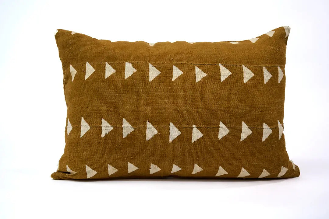 SEGOU, housse de coussin éthnique faite main. En bogolan de coton bio ocre à motifs de triangles blancs par Studio Matongé. Format rectangle 40 x 60 cm. Disponible également dans d'autres dimensions. 