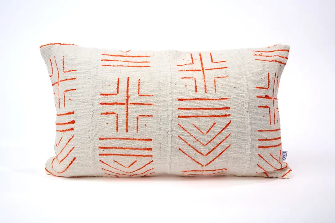 Housse de coussin éthnique rectangulaire 30 x 50 cm - Mudcloth Bogolan blanc à motifs oranges  - UCHAWI - Studio Matongé 