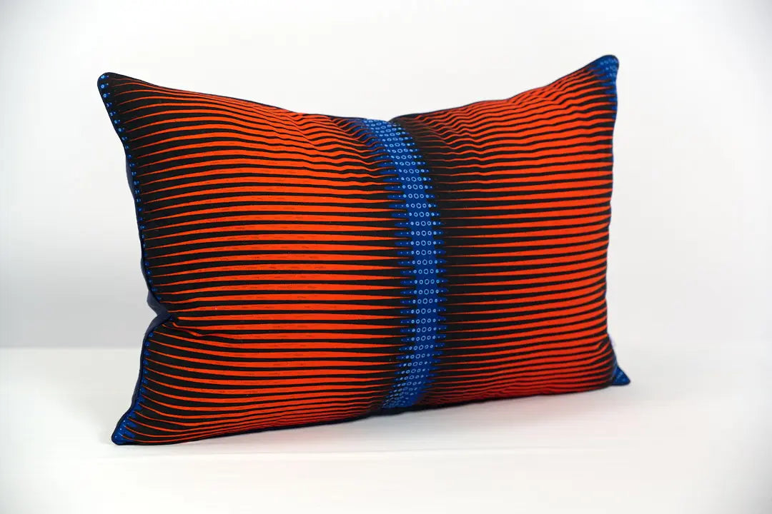 Housse de coussin AGU en wax et lin, 40 x 60 cm. Une face très sage en lin bleu marine et une face sauvge en wax tigré orange et marine. 
Offrez une pièce statement à votre déco. 