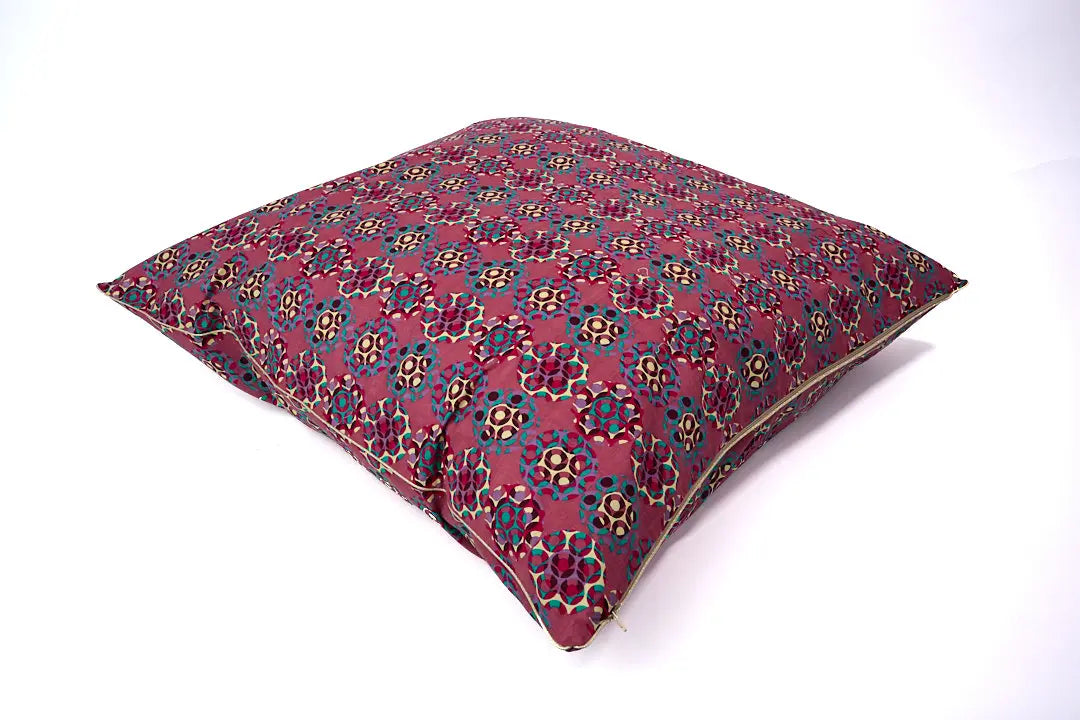 Maxi housse de coussin carrée de 80 x 80 cm DUNIA en coton - wax africain. Multicolore  : rouge magenta, bleu, vert et de jaune paille.