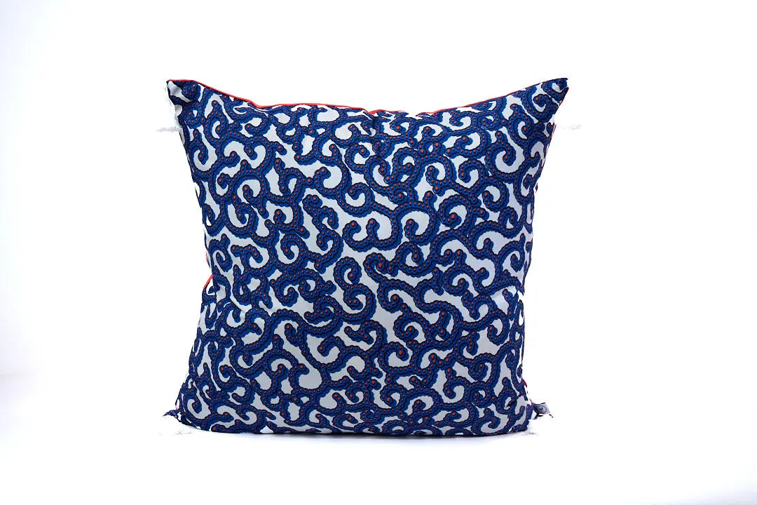 Housse de coussin KORALI biface enn wax de coton blanc et bleu et lin corail, agrémenté de pompons de coton. Housse de coussin carrée : 60 x 60 cm. Zippée