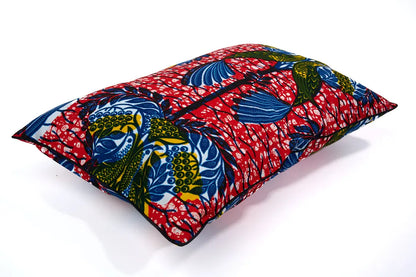 Housse de coussin NDEGE par Studio Matongé. En wax rouge orné d'oiseaux jaunes et bleus. 30 x 50 cm. 100% coton. Finition passepoil noir. Housse zippée.  