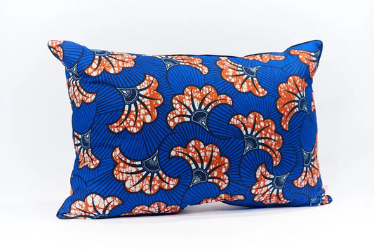 Housse de coussin zippée rectangle 40 x 60 cm en coton - wax africain -  UA . Multicolore : bleu, orange, blanc, noir. Disponible également en d'autres couleurs et formats. 