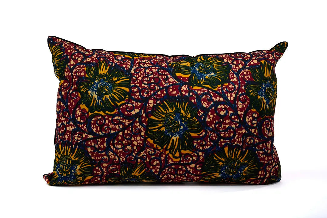 VULI, housse de coussin éthnique rectangulaire de 40 x 60 cm en wax bordeaux et jaune - Studio Matongé
Disponible également en 30 x 50 cm.