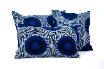 Housse de coussin éthnique - Wax bleu et blanc - WAALI - Studio Matongé - disponible en 3 tailles : 30 x 50 cm, 40 x 60 cm - 50 x 50 cm