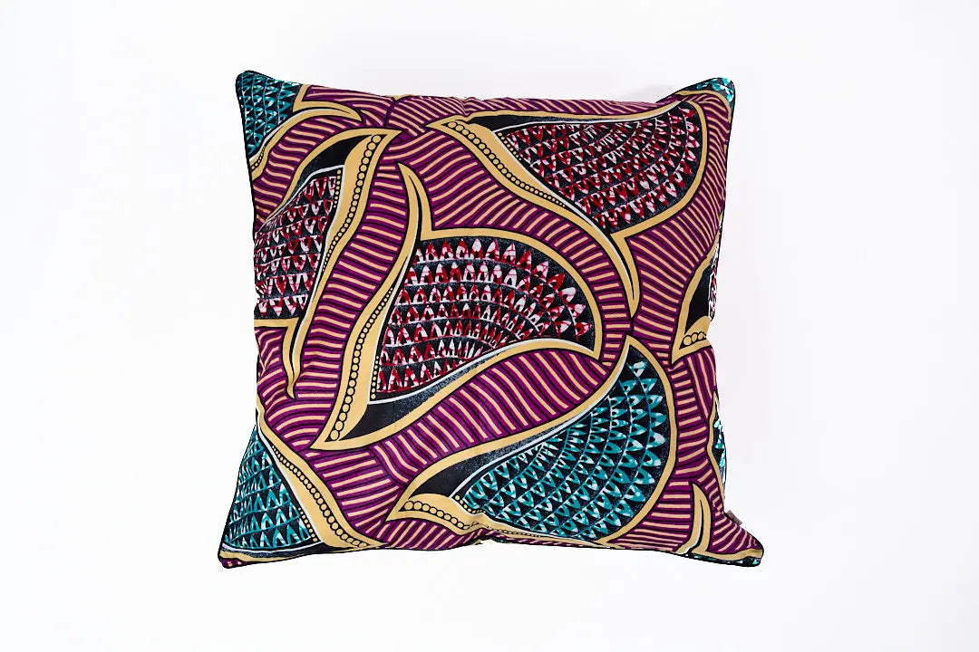 Housse de coussin ethnique carrée de 50 x 50 cm en wax multicolore WIMBI par Studio Matongé. 
Existe en d'autres tailles et formats. 