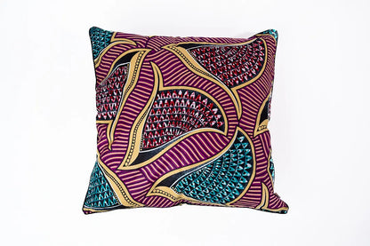 Housse de coussin ethnique carrée de 50 x 50 cm en wax multicolore WIMBI par Studio Matongé. 
Existe en d'autres tailles et formats. 