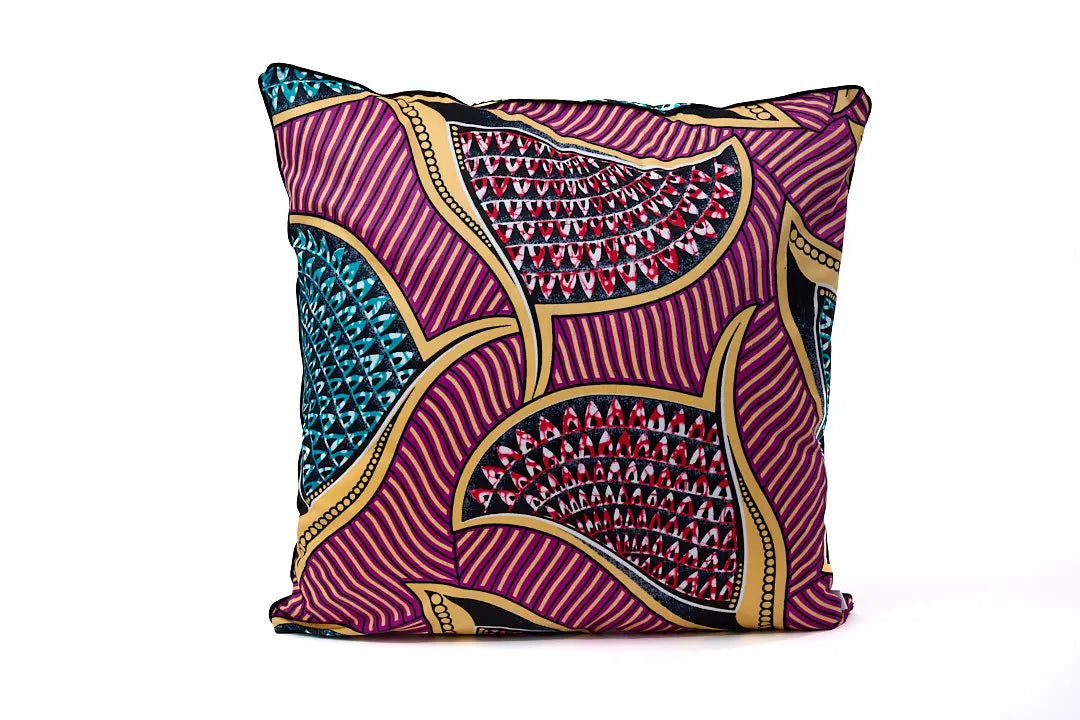 Housse de coussin ethnique carré de 60 x 60 cm en wax multicolore WIMBI par Studio Matongé. 
Existe en d'autres tailles et formats. 