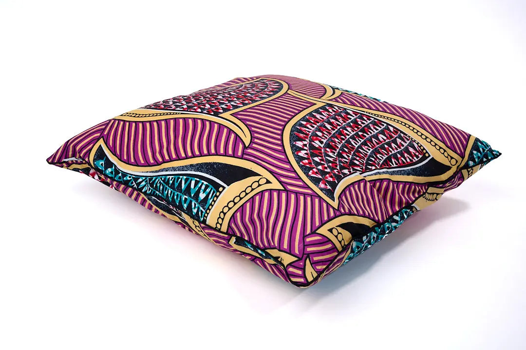 Housse de coussin ethnique carrée de 60 x 60 cm en wax multicolore WIMBI par Studio Matongé. 
Existe en d'autres tailles et formats. 