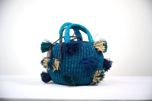 Sac en raphia bleu à pompons NOWA by AAKS - Studio Matonge