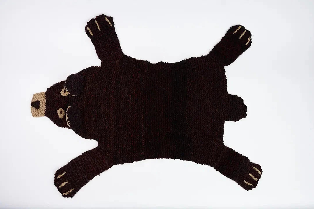 BEARY, tapis ours brun fait main en pure laire mérinos. Parfait en tapis ou descente de lit dans une chambre d'enfant ou une salle de jeu. Sa laine est si douce que vous pouvez aussi l'utiliser en petite couverture pour les petits. 