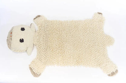 SHEEPY, tapis mouton fait main en pure laine mérinos. Parfait en tapis ou descente de lit dans une chambre d'enfant ou une salle de jeu. Sa laine est si douce que vous pouvez aussi l'utiliser en petite couverture pour les petits. C'est vous qui décidez. 