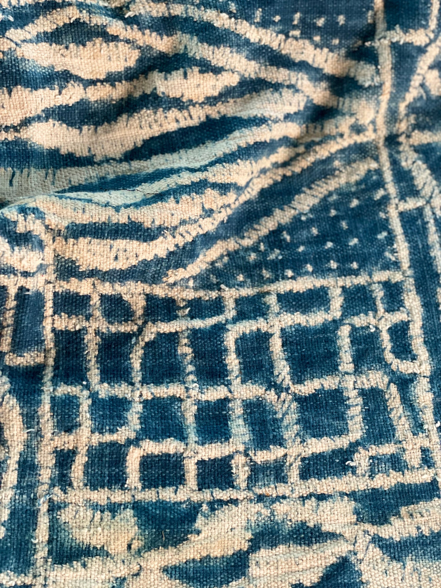 Détails du plaid indigo en ndop vintage pur coton - 1ère pièce de la collection NAMTCHEMA par Studio Matongé qui rassemble une série de pièces uniques confectionnées à la main à partir de pièces de ndop vintage chinées.