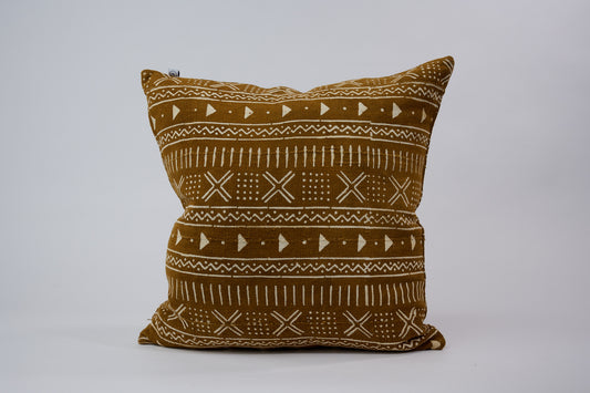 Housse de coussin ethnique KEUR 60cm x 60cm par Studio Matonge. Confectionné en Belgique à partir de tissu africain bogolan ocre à motifs blancs, tissés et teints à la main par des artisans de la région de Ségou.