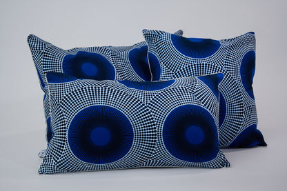 Housse de coussin éthnique - Wax bleu et blanc - WAALI - Studio Matongé - disponible en 3 tailles : 30 x 50 cm, 40 x 60 cm - 50 x 50 cm