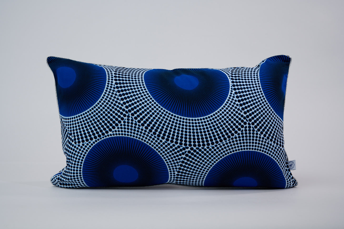 Housse de coussin éthnique - Wax bleu et blanc -30 x 50 cm - WAALI - Studio Matongé