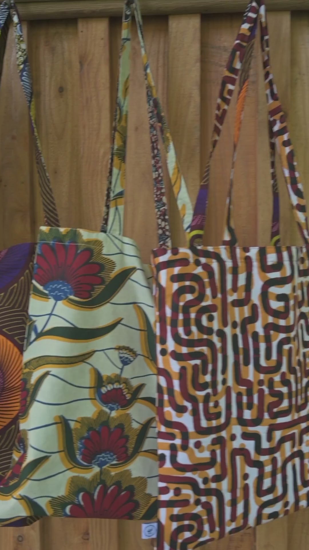 3 tote-bags réversibles ILANGA en wax. Confectionnés à la main en Belgique dans des ateliers de réinsertions professionnelle. Pur coton. 
